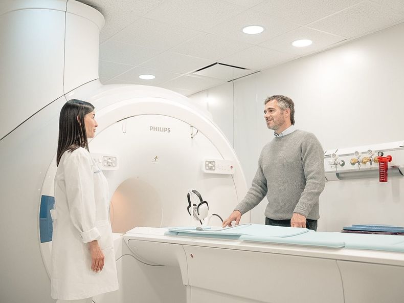 EQUIPO. Federico Achával presentó el nuevo resonador del Hospital Central.