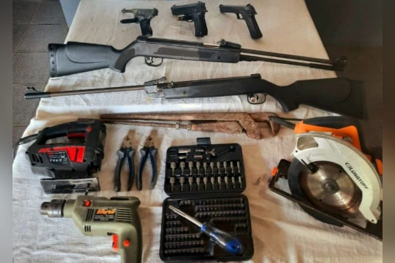 INCAUTADOS. Armas y elementos robados fueron hallados en la casa del delincuente.