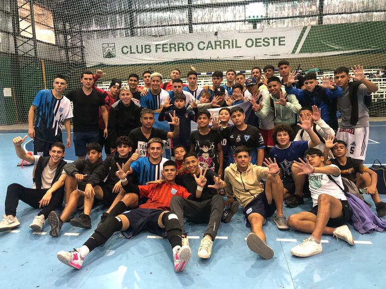 Peñarol Pilar festejó con su Primera División y sus hinchas en Ferro.