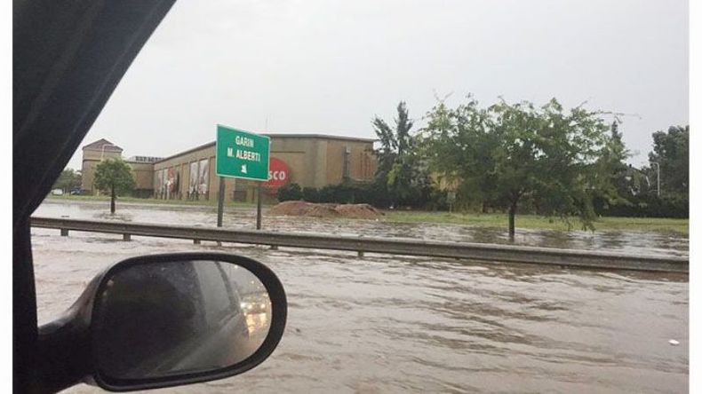 UN RÍO. Panamericana ayer llegando a Alberti. Hubo demoras. .