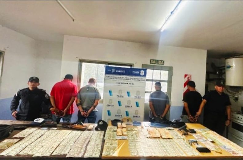 DINERO Y ARMAS. Los cuatro asaltantes fueron detenidos en el barrio Monterrey.&nbsp;