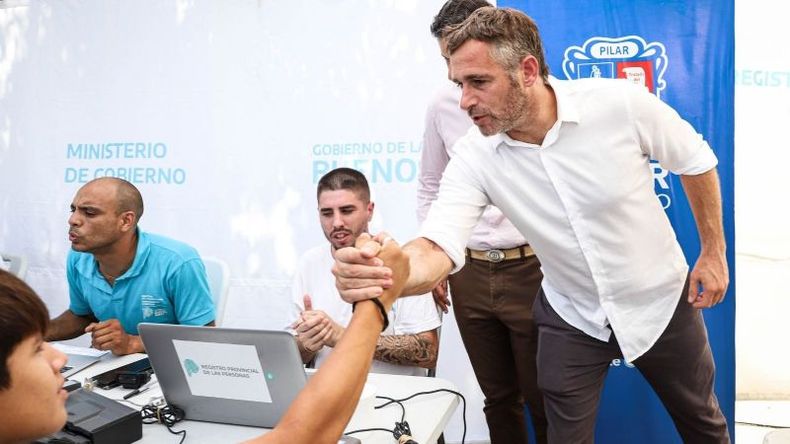 TRÁMITES. Achával estuvo en Agustoni supervisando el operativo. .
