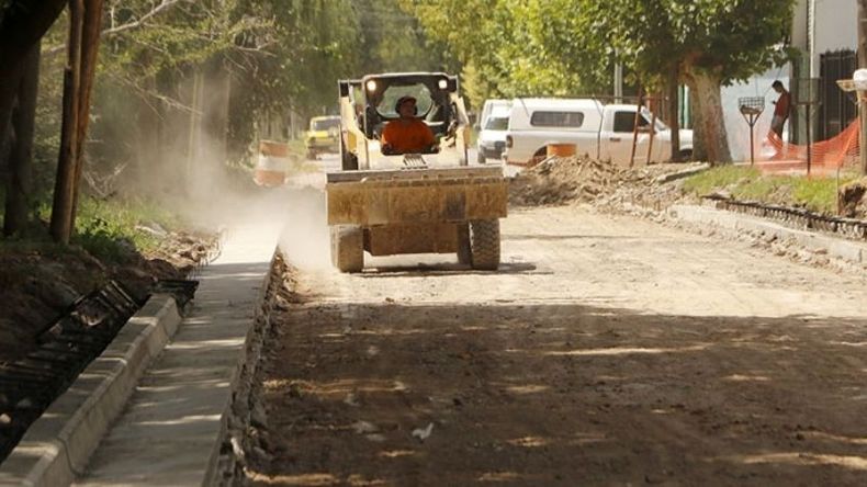 OBRAS. Las máquinas, trabajando sobre la calle Santiago del Estero..