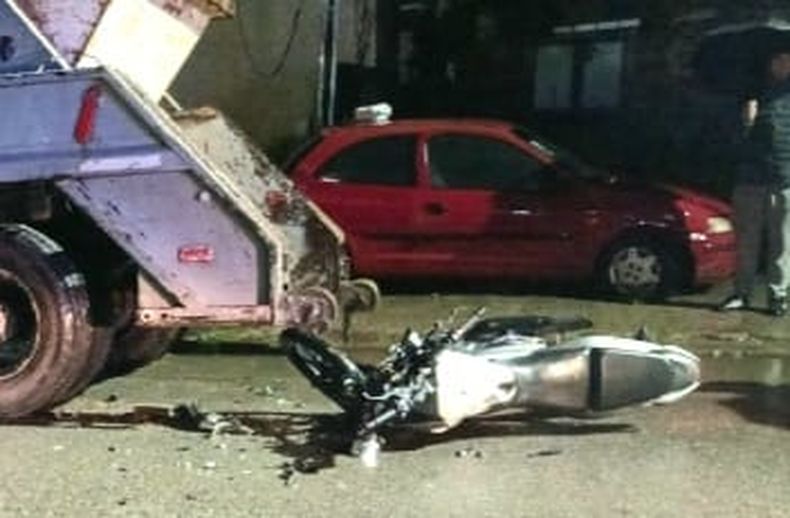 La moto impactó contra la parte trasera del camión que estaba estacionado.&nbsp;