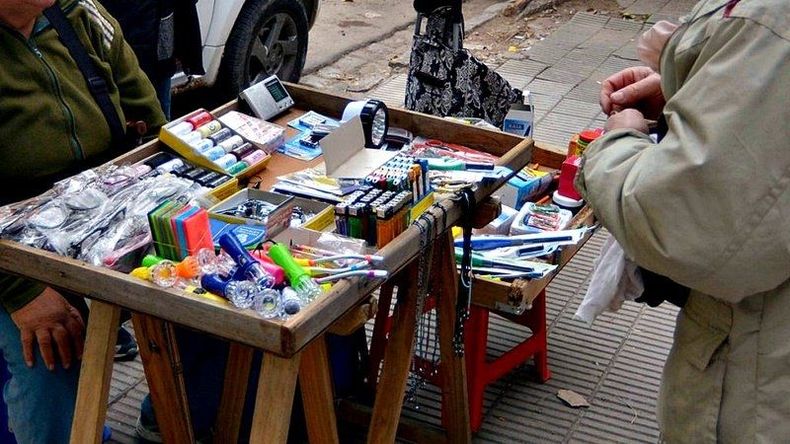 CONTROLES. La venta ambulante crece de la mano de la crisis..