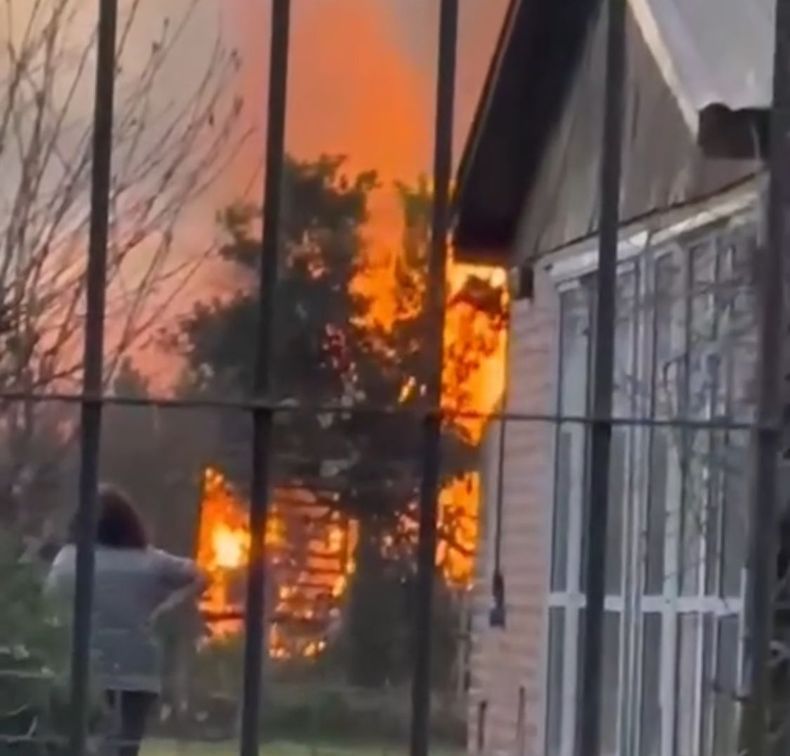 Fuego generalizado sobre la vivienda de La Lonja.&nbsp;