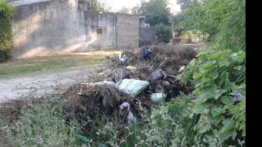 La basura se acumula en las calles del Buen Amigo y los vecinos tienen que quemarla..