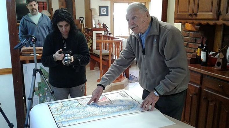 MAPAS. Los realizadores realizan las últimas tomas junto a Bertolotto, en su casa de La Lonja. .