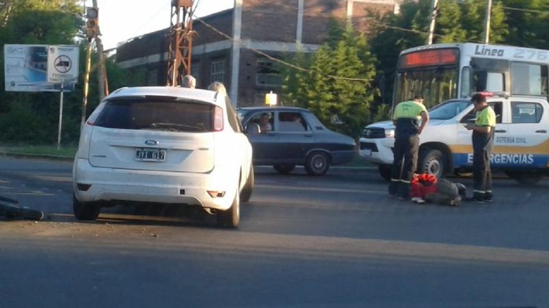 Este lunes chocaron un auto y una moto..
