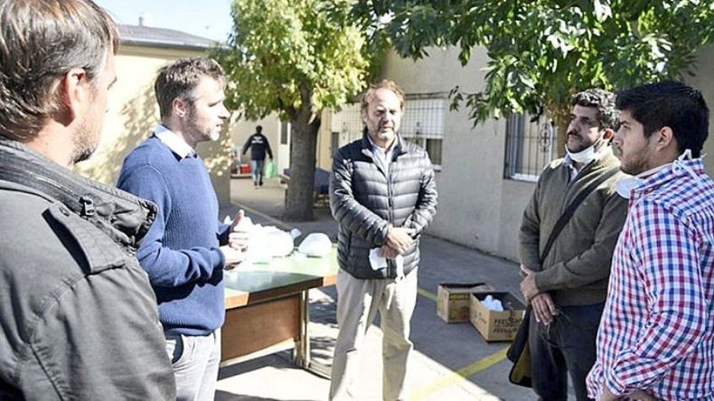 ENTREGA. Los integrantes de la ONG junto a Achával y funcionarios. .