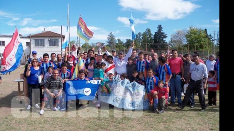 Los jugadores con los hinchas de Arco Iris festejan una nueva consagración en la Asociación Delvisense..