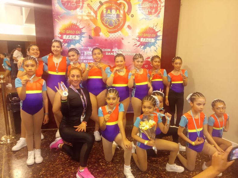 MEDALLAS. Las alumnas de Moyano con sus premios tras ganar el selectivo.