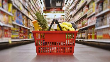 La medida es para trabajadores que cobran hasta $708.000, beneficiarios AUH, 2,3 millones de monotributistas y 440.000 de empleadas domésticas para sus compras.