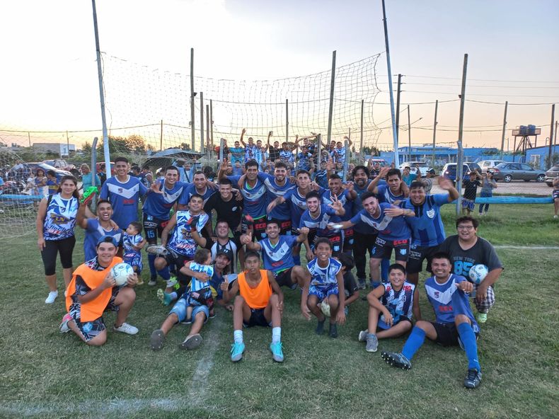 FELICIDAD. Flecha Azul derrot&oacute; a Villa Rosa y tambi&eacute;n es l&iacute;der de la Divisi&oacute;n B.