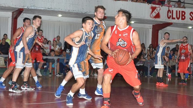 Federico Michelini aportó 13 puntos para el Rojo. En la imagen es defendido por López, la figura del partido..