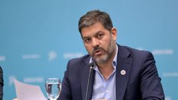 TIEMPO DE DESCUENTO. El ministro de Gobierno, Carlos Bianco, pidió aprobar el presupuesto.