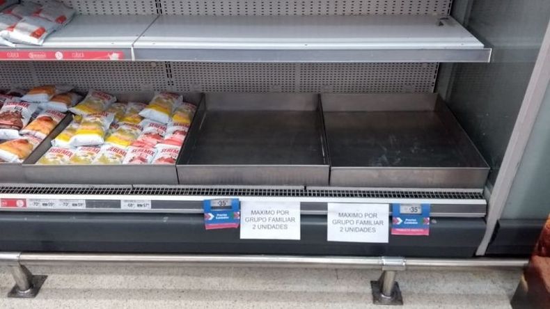 FALTANTE. Sin leche de precios esenciales, ayer, en Carrefour Pilar..