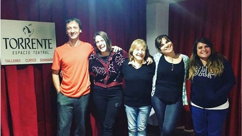 SIMEONI Y ELENCO. Las obras se presentan este fin de semana. .