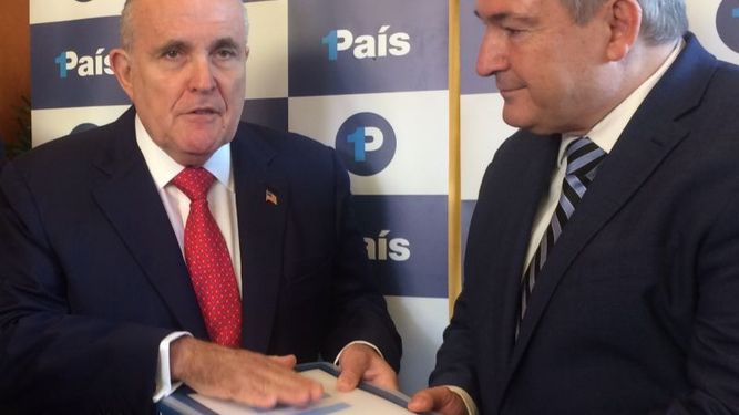 JUNTOS. Giuliani entregándole un informe sobre Argentina al senador DOnofrio. .