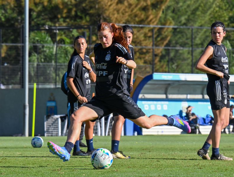 PELOTA. Annika Paz en pleno entrenamiento en Ezeiza.