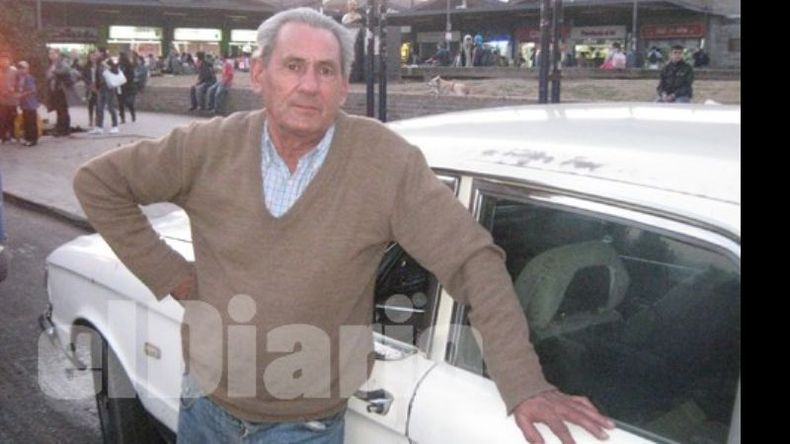 Luis Rufino Pérez con su Falcon modelo 1977..