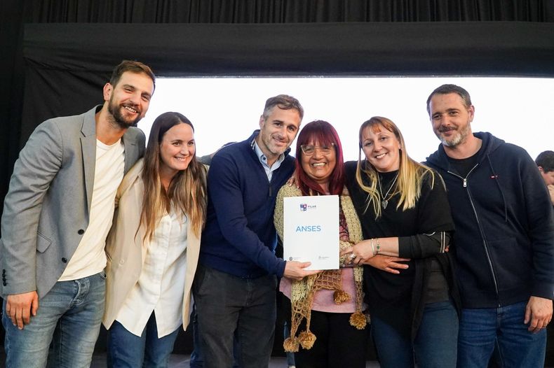 SONRISAS. Achával y sus funcionarios junto a una de las beneficiarias. &nbsp;