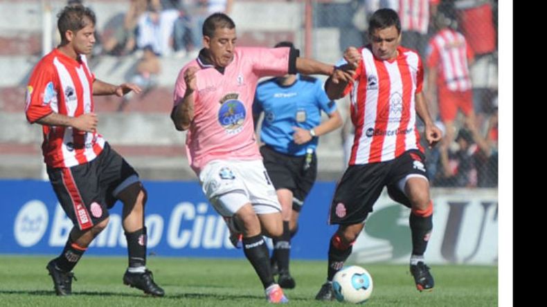 (Heva). Ruiz comienza la apilada de rivales y se escapa a convertir el segundo gol. Cachete se iluminó y clavó el 2-0 parcial..