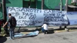 Protesta. Los trabajadores de Iteva estuvieron dos semanas reclamando en la puerta de la planta. .