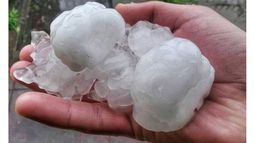CAYÓ PIEDRA. Vecino de Del Viso muestra el granizo de ayer a la mañana. .