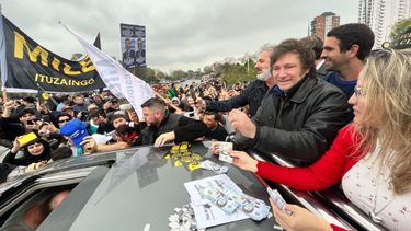 BIEN CERCA. Tito se aseguró la primera fila en la camioneta que llevó a Milei. &nbsp;