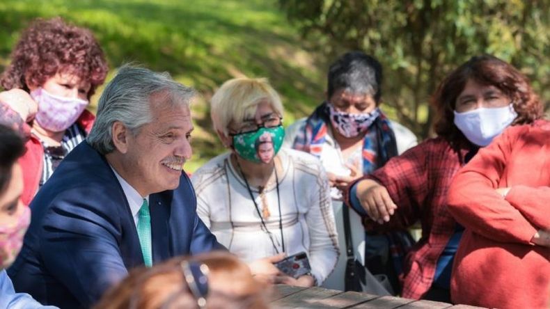 CHARLA. El presidente Alberto Fernández, en el polideportivo de Pilar. El hospital y la Universidad, en agenda. .