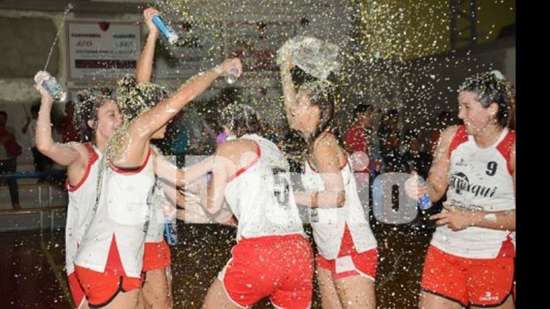 Pura espuma. El festejo desatado de las chicas de Derqui..