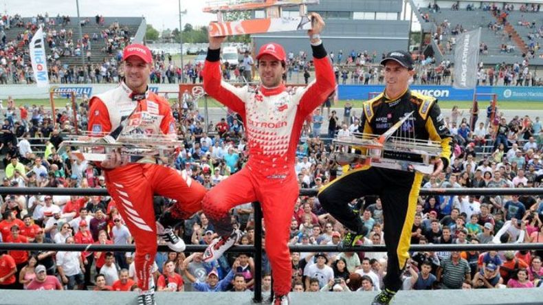 PODIO. Rossi, junto a Urcera y Pernía, con la gente de fondo..