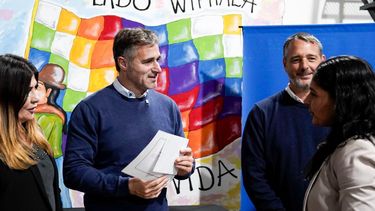 El intendente Federico Achával y el secretario de Gobierno Santiago Laurent entregaron los certificados a quienes finalizaron los estudios primarios en el programa FinEs.