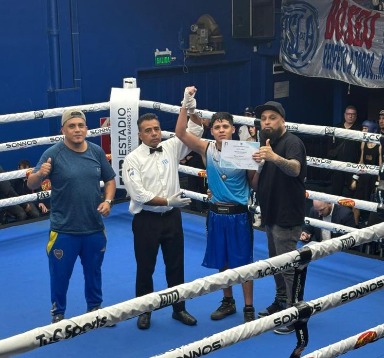 CORONADO EN LA FAB. Figueroa con brazo en alto junto a sus entrenadores Juanjo Navarrete y Miguel Suárez.