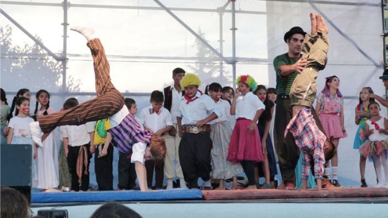 PIRUETAS. Los alumnos de Circo muestran sus destrezas de la mano de Fidel. .
