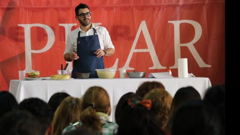 A LA OLLA. Juan Braceli, chef del popular programa Cocineros Argentinos, dio una demostración de cocina, proponiendo platos ricos y fáciles de preparar que incorporen frutas y verduras y eviten el desperdicio de comida en la rutina de los comedores comunitarios..