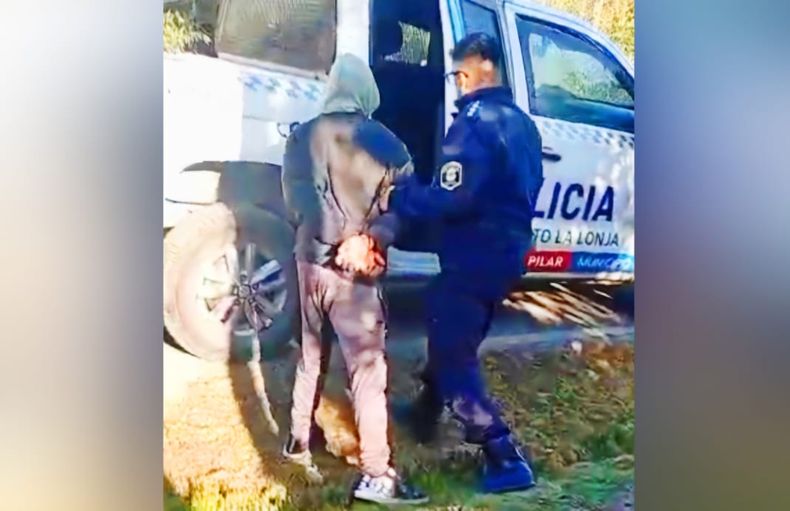 El ladrón fue sorprendido y arrestado en su domicilio.