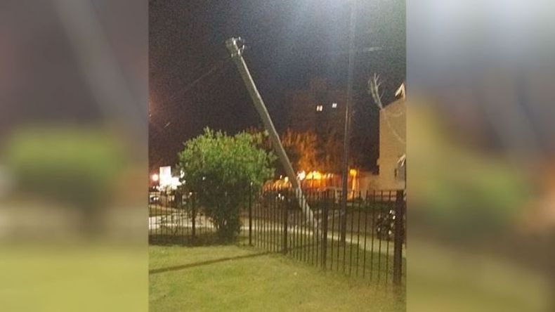 PELIGRO. Con una cinta roja, el poste a punto de caer en el Corredor Aeróbico..