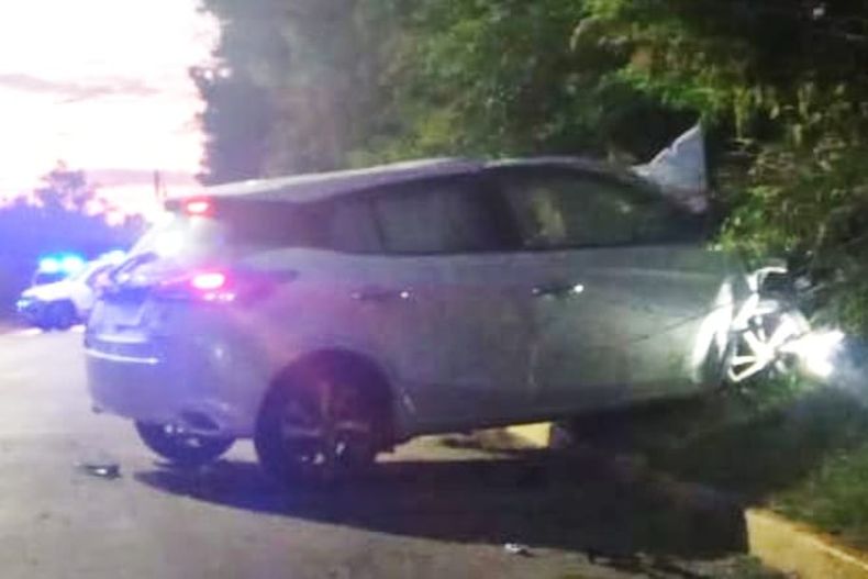 LUGAR DEL HECHO. El auto quedó sobre la vereda tras el impacto que resultó fatal para el motociclista.