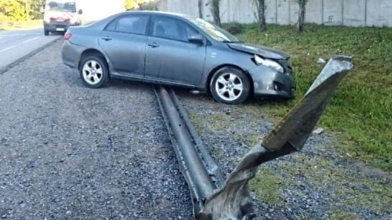 El Toyota Corolla luego de chocar contra el guardarail..