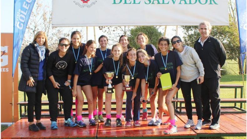 CAMPEONAS. Las chicas de Río de la Plata posan con la Copa USAL..
