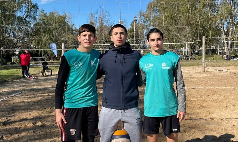 Los jugadores de la Sub 16 masculina ganadores de la etapa Local en el polideportivo de Pilar.