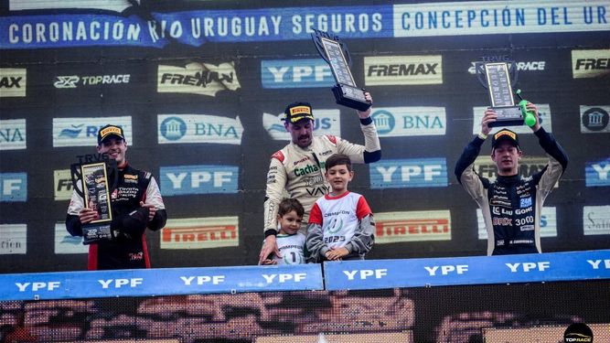 PODIO. Azar, junto a Di Palma y Ciarrocchi, disfruta de su 2º puesto consecutivo en Concepción del Uruguay.