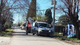 HOMBRES TRABAJANDO. Edenor reparando transformador en Peruzzotti..