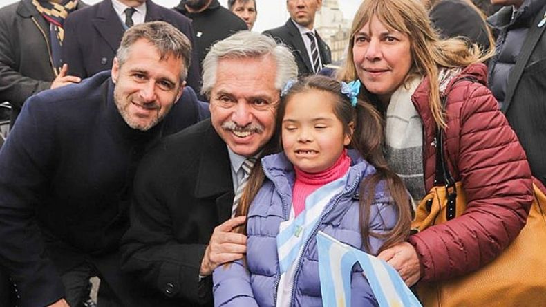SALUDO. Federico Achával y Alberto Fernández con algunos de los chicos pilarenses en el CCK..
