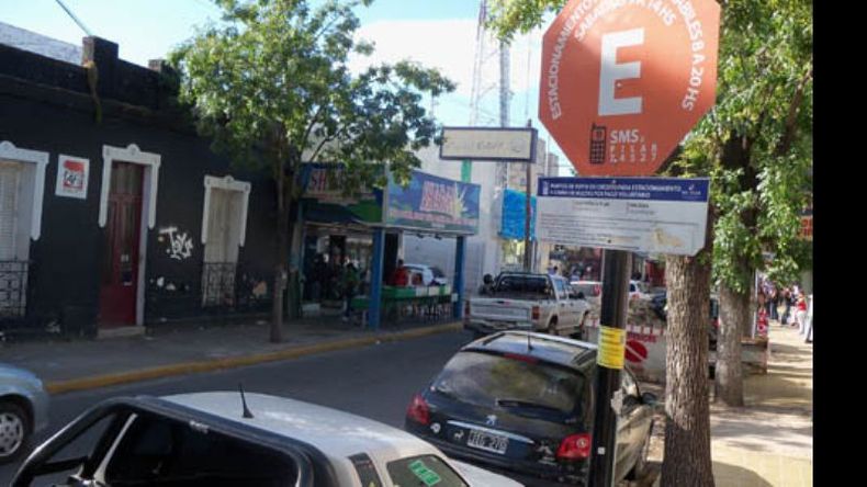 El estacionamiento se extiende. Ayer se cayó el sistema..
