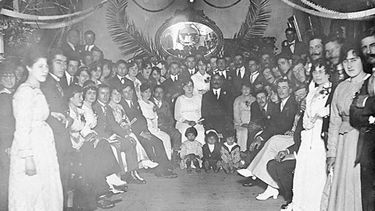 Casamiento en el Club Social Unión de Pilar, inaugurado en 1890. Las mujeres ingresaban al lugar solo en ocasiones especiales como las que muestra la foto, del año 1935..