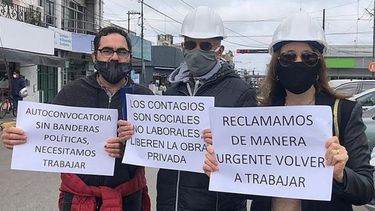LA MARCHA. Más de un centenar de personas participaron del reclamo..