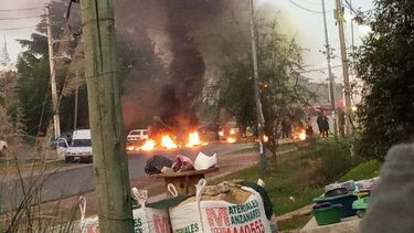 FUEGO. El piquete en la Avenida Mitre y Directorio, acceso a Manzanares..